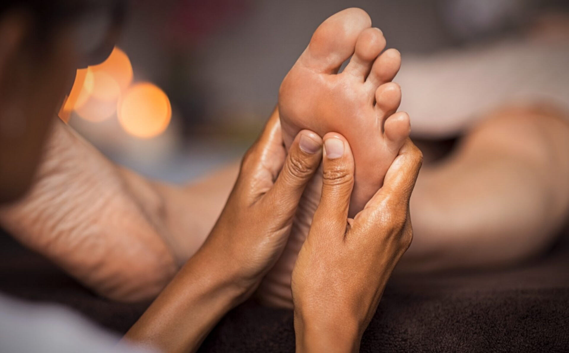 ماساژ پا با روغن درمانی در سعادت‌آباد | ریلکسی ۳۰ دقیقه‌ای با تخفیف ویژه زیبابن برای بانوان تهرانی