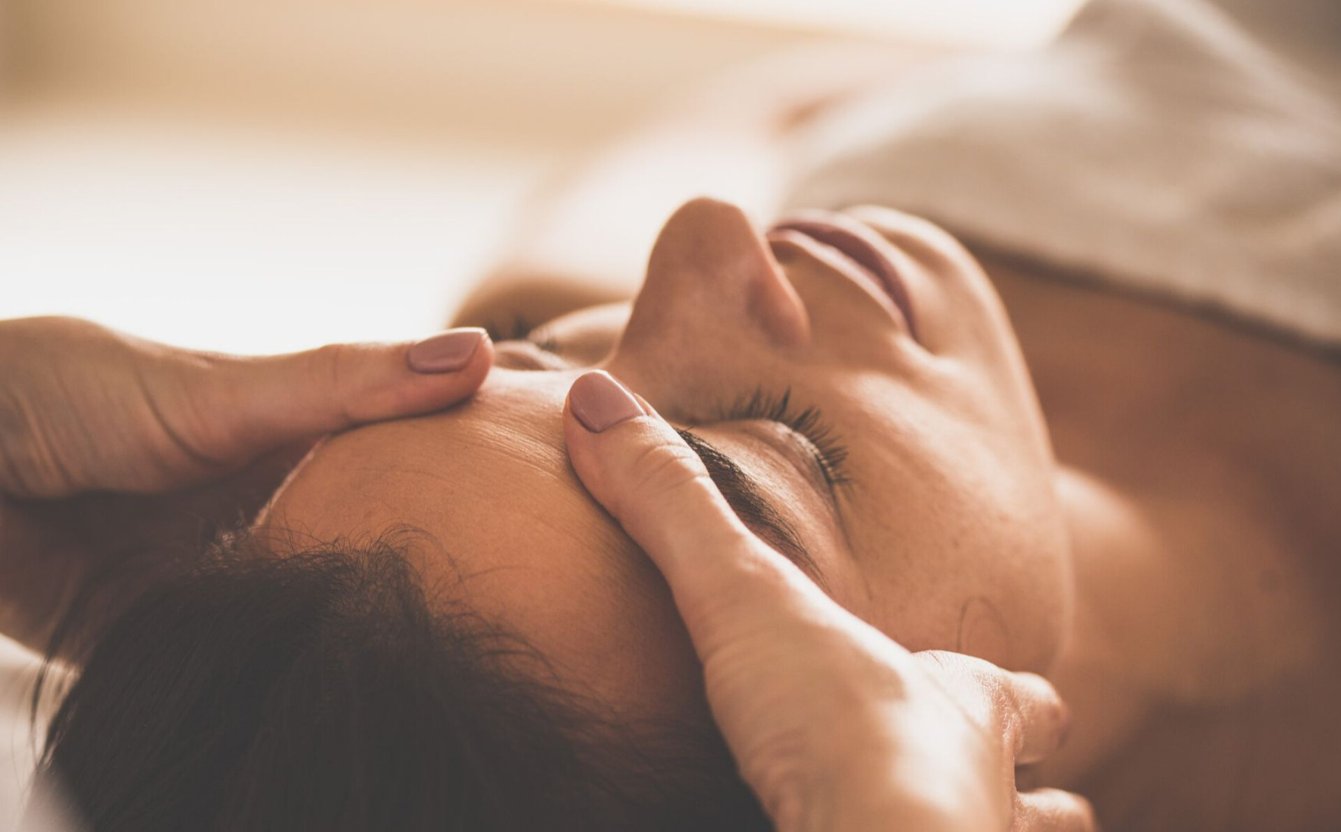 هیدرودرمی و آبرسانی پوست در تهران با تخفیف ویژه نسل Z | جوانسازی صورت و دست در کلینیک صدف طلایی میدا