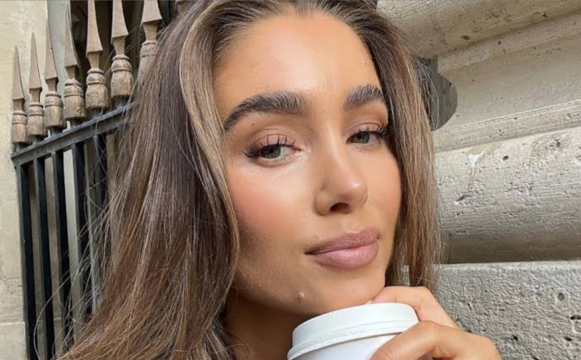 هاشور ابرو طبیعی همراه بن‌مژه رایگان در کوی فردوس | آرایش دائم حرفه‌ای راشین عزتی با تخفیف گروهی زیب