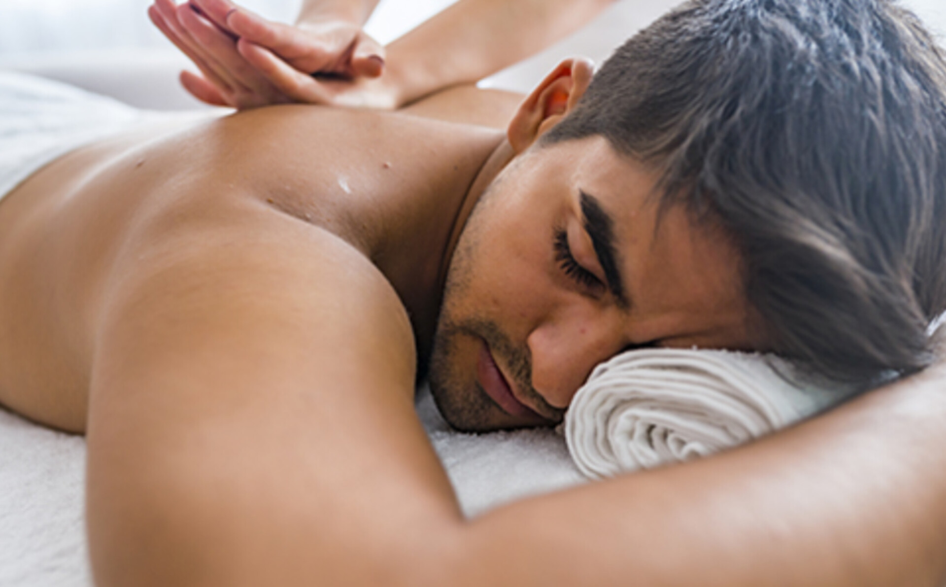 ماساژ درمانی و ترکیبی ۶۰ دقیقه ویژه آقایان در سعادت‌آباد | آرامش عمیق با تخفیف گروهی زیبابن