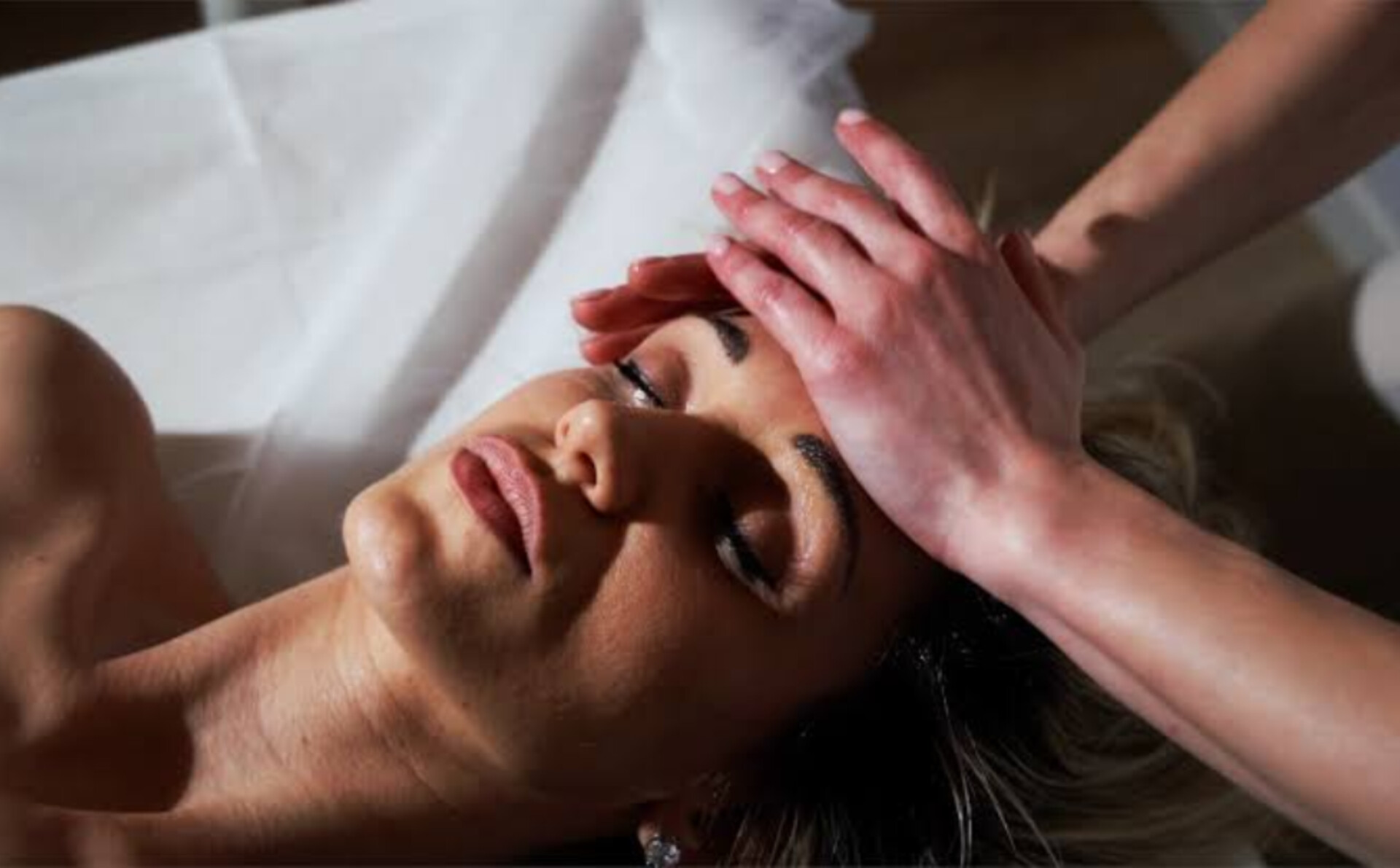 ماساژ صورت و دست برای شادابی پوست بانوان با تخفیف ویژه در میدان کاج | کلینیک صدف طلایی